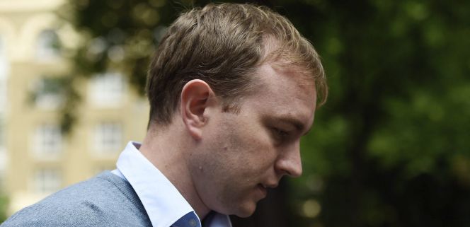 El exagente financiero del UBS Tom Hayes a su llegada a los juzgados de Southwark en Londres, Reino Unido, hoy, lunes 3 de agosto de 2015. Tom Hayes, extrabajador de las firmas USB y Citigroup, de 35 años, afronta ocho cargos por haber "conspirado" para amañar en su favor el índice por el que se guían bancos de todo el mundo para determinar el precio final de sus productos. EFEFacundo Arrizabalaga