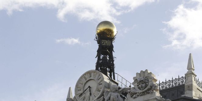 Reloj en la fachada de la sede del Banco de España, en la Plaza de Cibeles en Madrid.