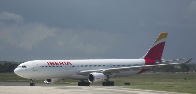 Vista del un avión de la aerolínea española Iberia.