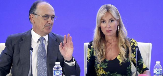 La presidenta del grupo constructor y de servicios FCC, Esther Alcocer Koplowitz, y el consejero delegado de FCC, Juan Béjar.