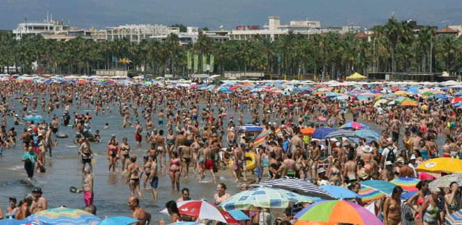 Playa de Levante de Salou repleta de turistas, en el primer domingo de agosto.