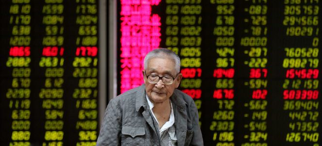 Un veterano inversionista de valores en la Bolsa de Pekín (China).