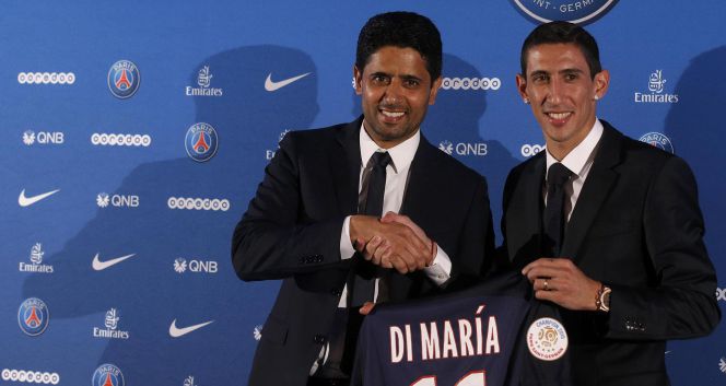 Angel Di Maria posa con el presidente del PSG, Nasser al-Khelaifi en su presentación como nuevo jugador del equipo francés.