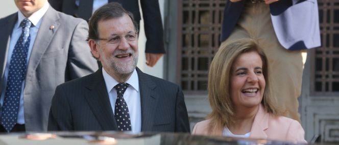 Mariano Rajoy y la ministra de Trabajo, Fátima Báñez, durante la inauguración de las jornadas "Trabajo autónomo y economía social: motores del empleo", en la sede de la Secretaría General de Inmigración.