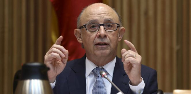 El ministro de Hacienda, Cristóbal Montoro, durante la rueda de prensa ofrecida tras la presentación de los presupuestos generales del Estado 2016.