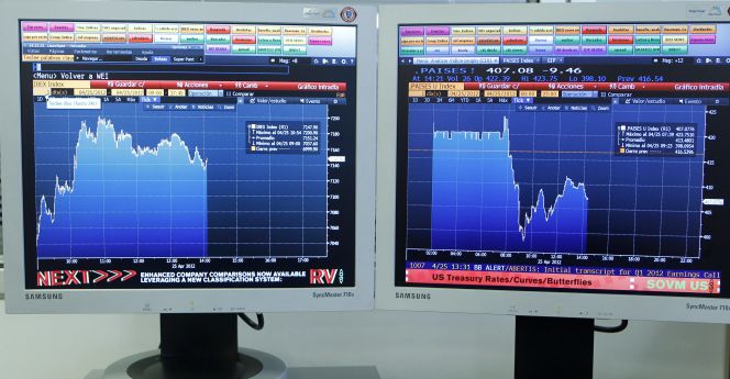 Pantallas de ordenador en la Bolsa de Madrid que muestran Bloomberg.
