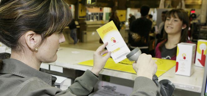 Una funcionaria de Correos atiende a una clienta.