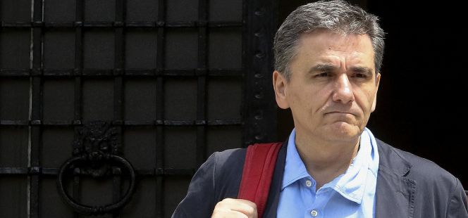 El ministro de Finanzas griegos, Euclid Tsakalotos, a la salidad de una reunión con el primer ministro, Alexis Tsipras, este domingo.