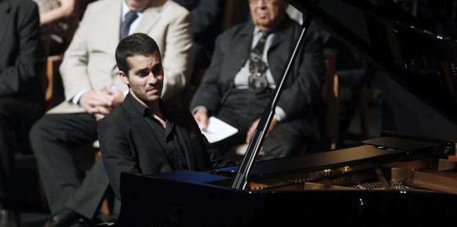 El pianista sevillano Juan Pérez Floristán, al piano tras ser nombrado ganador del XVIII Concurso Internacional de Piano de Santander Paloma O´Shea