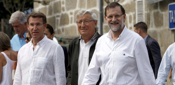 El presidente del Gobierno, Mariano Rajoy acompañado del presidente de la Xunta, Alberto Núñez Feijóo, y el alcalde de de Mondariz, José Antonio Lorenzo.