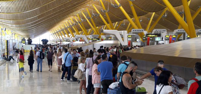 Viajeros en la zona de salidas de la T4, en el aeropuerto Adolfo Suárez Madrid-Barajas.
