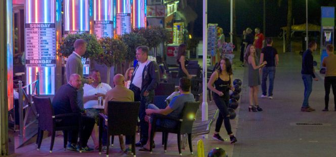 Varias personas en la calle Punta Ballena de la localidad mallorquina de Magalluf, Calviá.