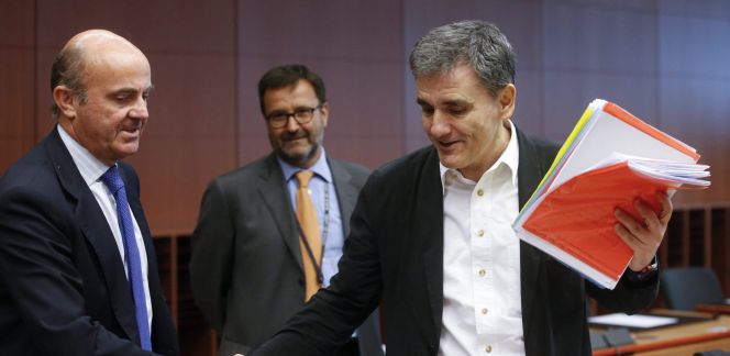 El ministro de Finanzas griego, Euclides Tsakalotos, estrecha la mano del ministro español de Economía, Luis de Guindos, durante el Eurogrupo de este viernes.