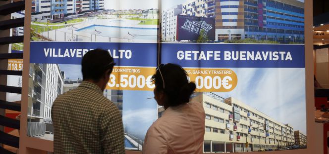 Varias personas visitan el Salón Inmobiliario Internacional de Madrid, SIMA.