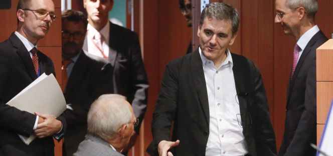 El ministro de Finanzas griego, Euclides Tsakalotos, saluda a su homólogo alemán, Wolfgang Schäuble, en el encuentro extraordinario de ministros de Finanzas y Economía de la eurozona, en Bruselas, el pasado viernes.