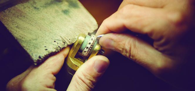 Fabricación artesana de las piezas de Tous.