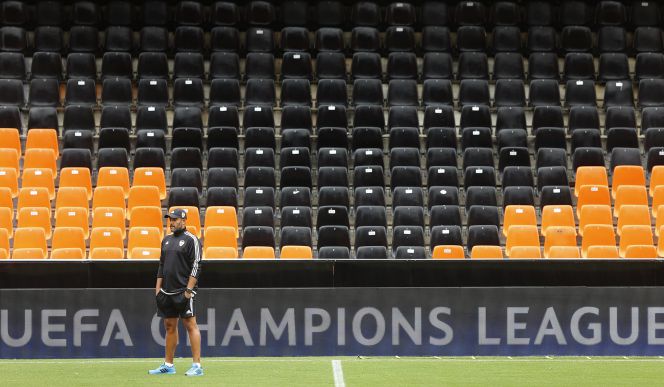 El entrenador del Valencia, Nuno Espírito Santo, durante el entrenamiento previo al partido que enfrenta hoy al club valencianista con el Mónaco, en la eliminatoria de acceso a la Liga de Campeones.