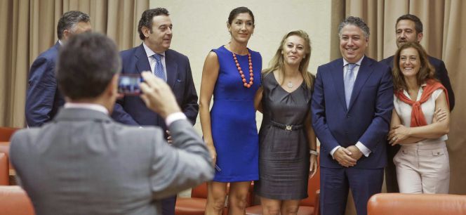 El secretario de Estado de Seguridad Social, Tomás Burgos, posa para una foto con un grupo de diputados populares en el Congreso tras presentar los presupuestos de su departamento.