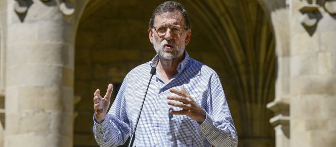 El presidente del Gobierno, Mariano Rajoy, durante su intervención ante los medios en la visita que ha realizado esta mañana al Claustro barroco de San Rosendo de Celanova (Ourense).