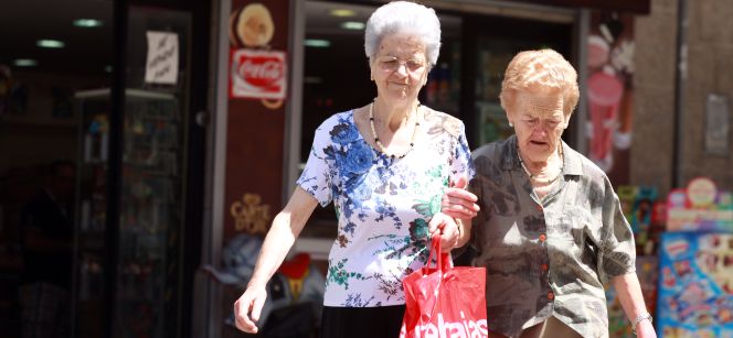 Dos mujeres mayores por el centro de Madrid.