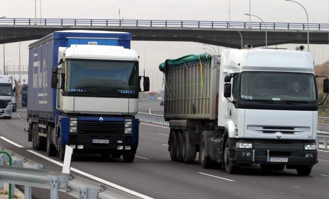 Camiones circulando por una autovía española.