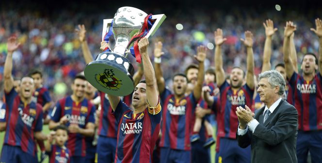 Xavi Hernández, excapitán del F.C. Barcelona, levanta el título de Liga de la temporada 201415.