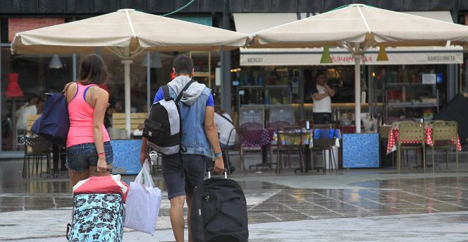 Unos turistas caminan con sus maletas. EFEArchivo