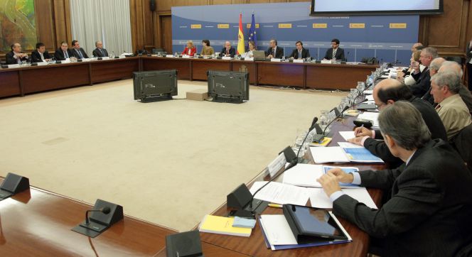 La ministra de Fomento, Ana Pastor, y el presidente de Puertos del Estado, José Llorca, en el centro de la imagen, presiden una reunión con los presidentes de los puertos españoles a finales de 2012.