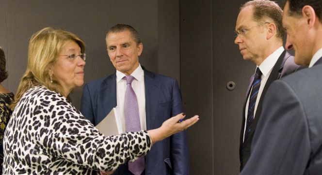 Elvira Rodríguez, actual presidenta de la CNMV, con Manuel Conthe )en segundo plano), presidente del supervisor entre octubre de 2004 y abril de 2007.