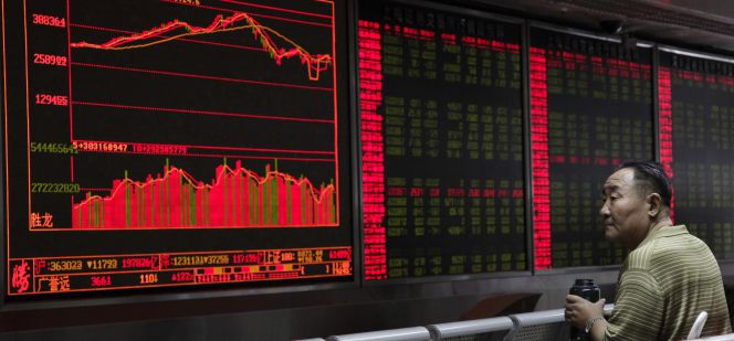 Un inversor contempla el rojo panorama del mercado bursátil chino en Shangái