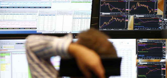 Un inversor frente a varias pantallas de información bursátil en la Bolsa alemana