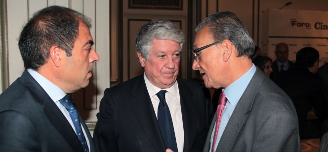 Lorenzo Amor (ATA), a la izquierda, conversa con Sebastian Reyna (UPTA) en presencia de Arturo Fernández ex presidente de la patronal madrileña CEIM.