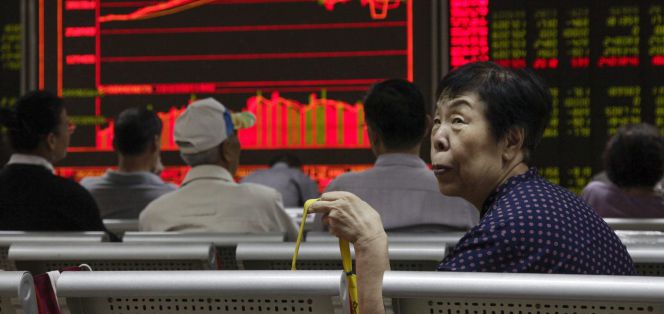 Las bolsas chinas y de Hong Kong proseguían su hundimiento a media sesión de hoy, a pesar de las medidas anunciadas el domingo por el Gobierno de Pekín autorizando a los fondos de pensiones a invertir en los mercados de valores.