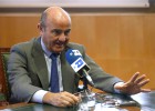 Guindos: el Gobierno pedirá a Competencia que actúe si no se abaratan los carburantes Guindos: el Gobierno pedirá a Competencia que actúe si no se abaratan los carburantes
