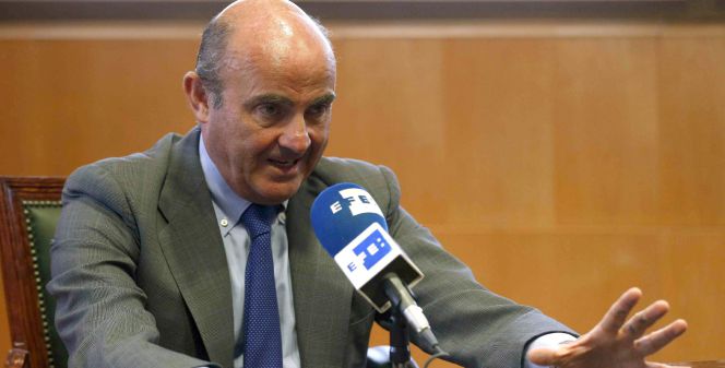 El ministro de Economía, Luis de Guindos, en una entrevista con Efe.
