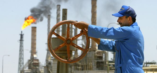 Un trabajador de una planta petrolífera en Irak