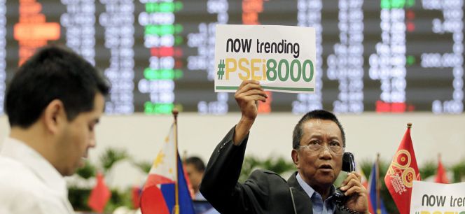 Un corredor de bolsa en el parqué de Makati en Filipinas.