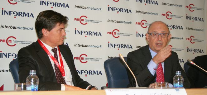 El presidente de la Plataforma Multisectorial contra la Morosidad, Antoni Cañete, y el ministro de Hacienda, Cristóbal Montoro.