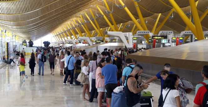 Viajeros en la zona de salidas de la T4, en el aeropuerto Adolfo Suárez Madrid-Barajas,