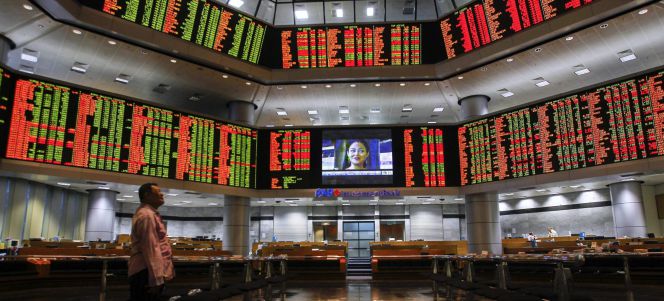 Paneles informativos muestran los datos de la bolsa en Kuala Lumpur (Malasia). EFEArchivo