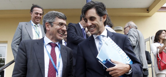 El presidente de Vodafone, Francisco Roman, conversa con el consejero delegado de Telefonica, José María Alvarez Pallete.