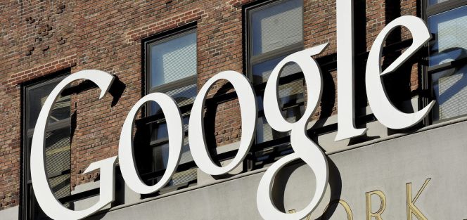 Vista del logotipo de Google, en la sede de su empresa en Nueva York (Estados Unidos).