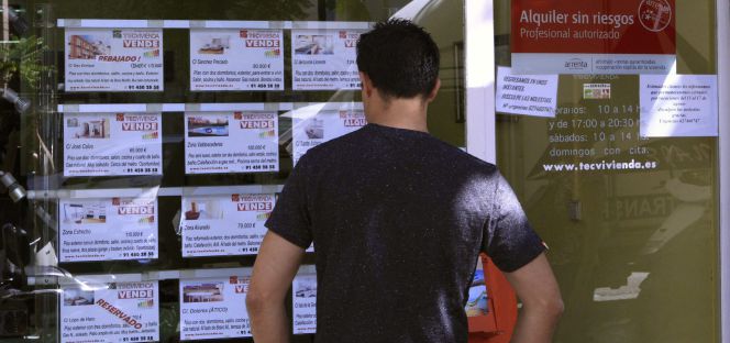 Vista de un escaparate de una inmobiliaria en Madrid, con anuncios de pisos en venta.