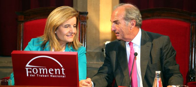 La ministra de Empleo, Fátima Báñez, con el presidente de Fomento del Trabajo, Joaquim Gay de Montellà, en un acto celebrado en junio.