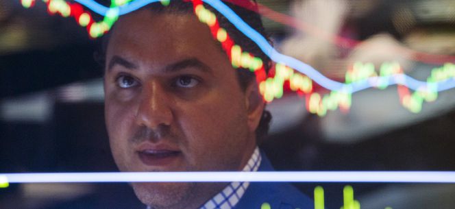 Broker mirando un gráfico sobre la evolución de la Bolsa