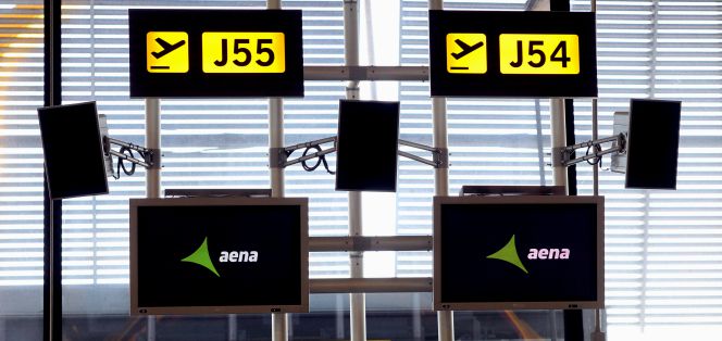 Pantallas en un aeropuerto español.