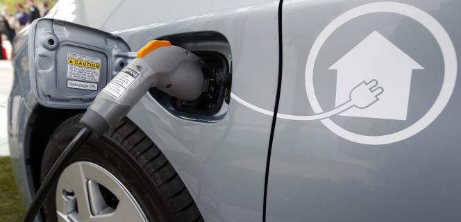 Coche eléctrico en recarga