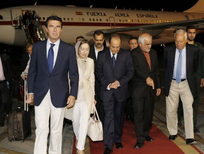 Los ministros españoles de Asuntos Exteriores, José Manuel García-Margallo (d); Fomento, Ana Pastor (2i), e Industria, José Manuel Soria (i), a su llegada al aeropuerto de Teherán, para iniciar un viaje oficial a Irán
