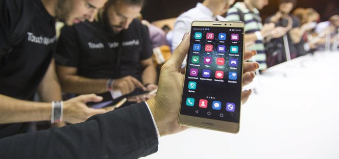 Periodistas durante la presentación del Huawei Mate S, el último modelo de la compañía china.