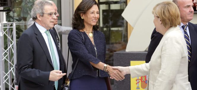 BERLÍN, 01092015.- La canciller alemana, Angela Merkel (d), saluda a la presidenta del Banco Santander, Ana Patricia Botín (c), junto al presidente de Telefónica, César Alierta (i), momentos antes de asistir al Encuentro Empresarial Germano-Español organizado hoy en Berlín por la CEOE y su homóloga alemana BDI. EFEZipi